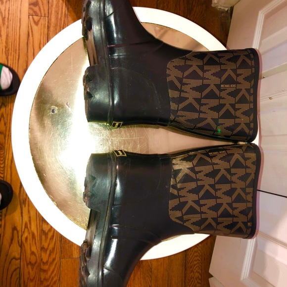 Michael Kors Monogram (Mid)Rain Boot- Size 7 - Picture 5 of 8